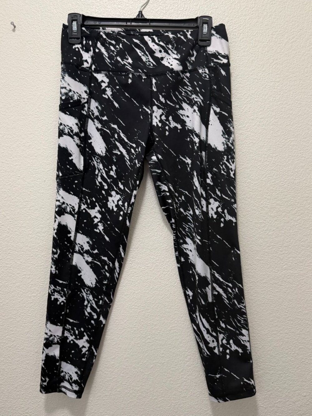 Pro Player black and white leggings, moisture wicking, pockes, Medium